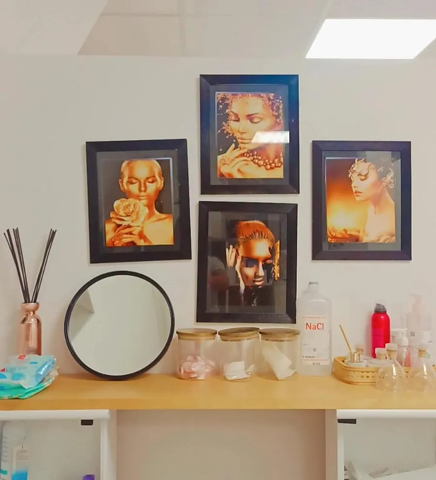 De manicuretafel met schilderijen aan de muur